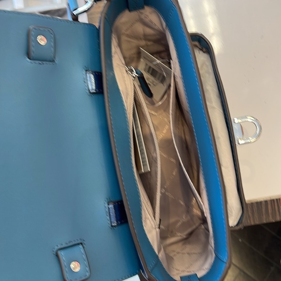 MICHAEL KORS
Manhattan Medium TH SCHOOL Crackled Metallic Leather SATCHEL
TEAL - Picture 11 of 16